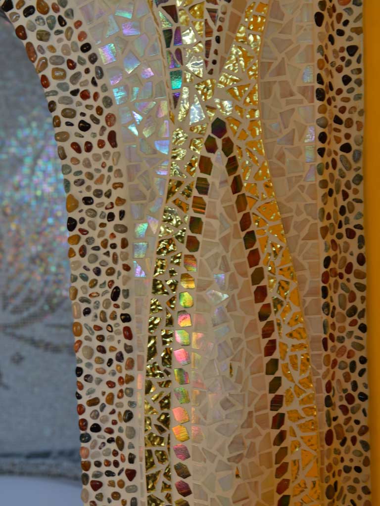 Mosaikkunst: Glänzendes Gold- und Glasmosaik mit Halbedelsteinen