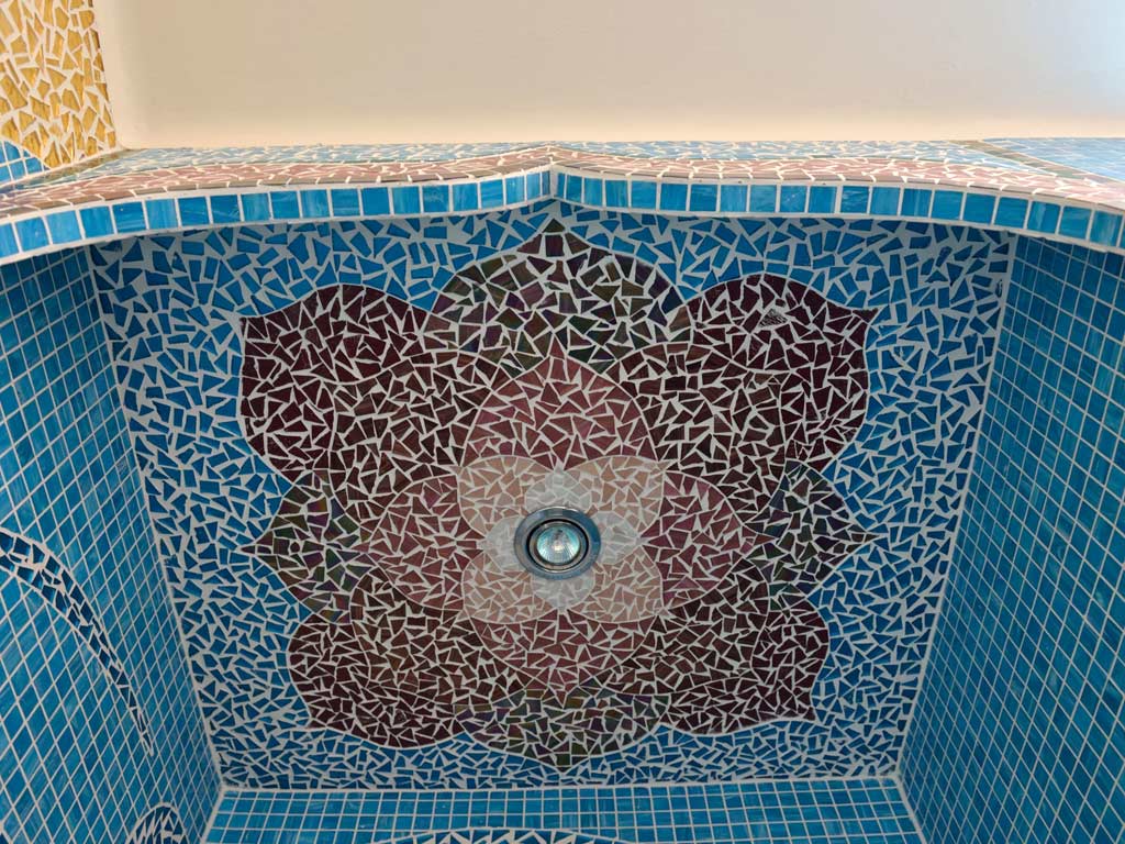Mosaikkunst: Deckenansicht der in Mosaik verlegten Lotusblüte