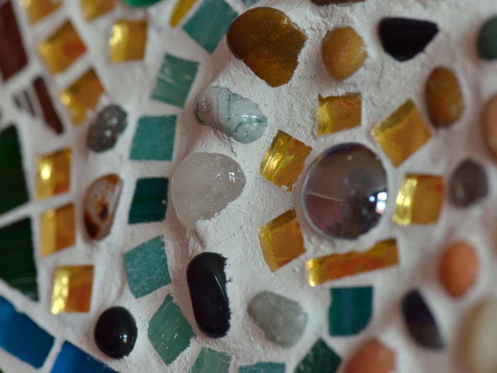 Mosaikkunst: Mosaiksteinchen in der speziell verwendeten Fugenmasse
