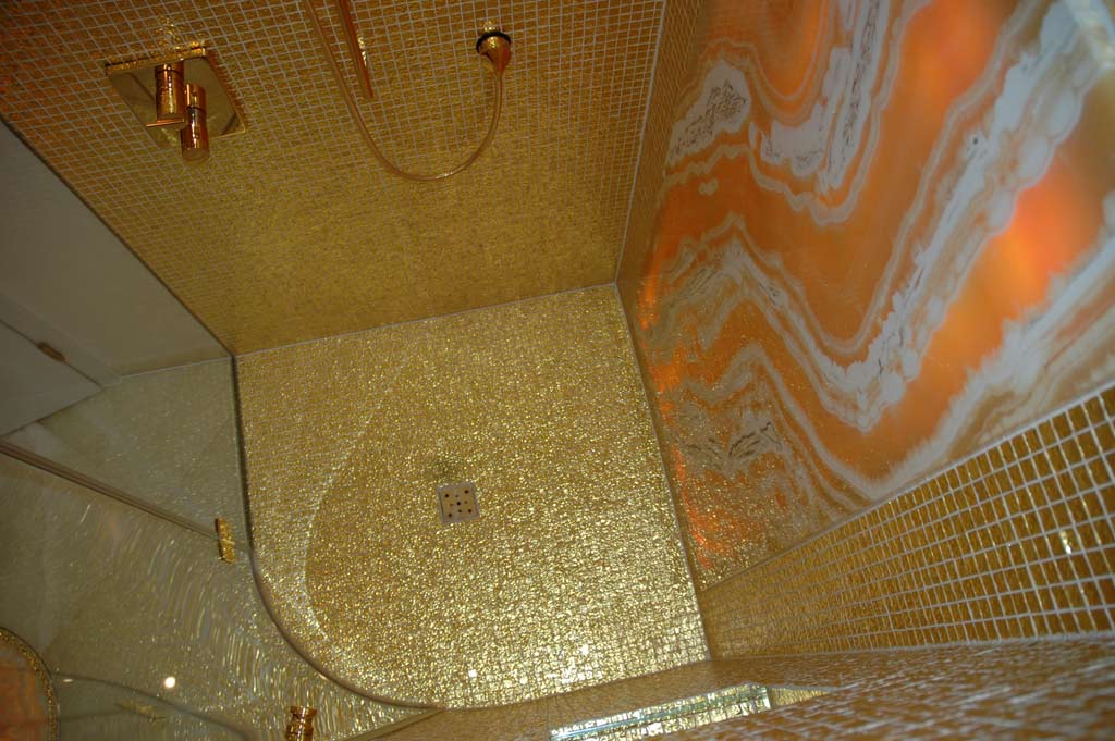 Wellnessbereiche: Dusche mit Goldmosaik